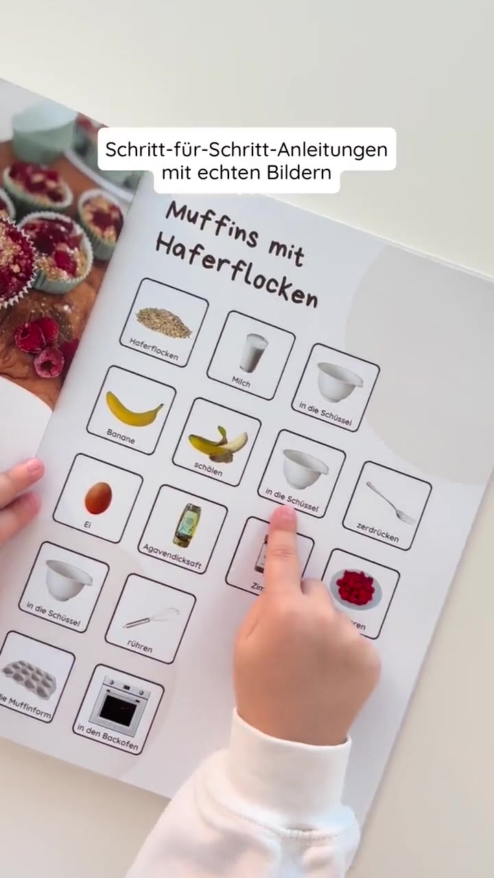 Ein Kind zeigt auf ein Bildrezept für Muffins mit Haferflocken